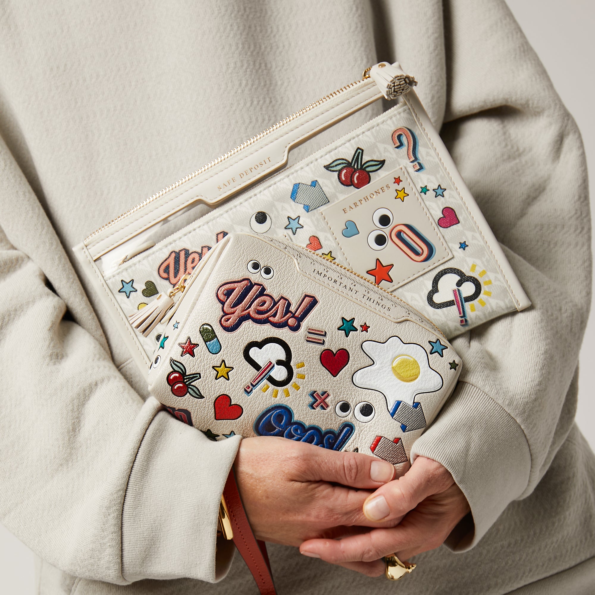 オールオーバーステッカー セーフ デポジット ケース | Anya Hindmarch JP