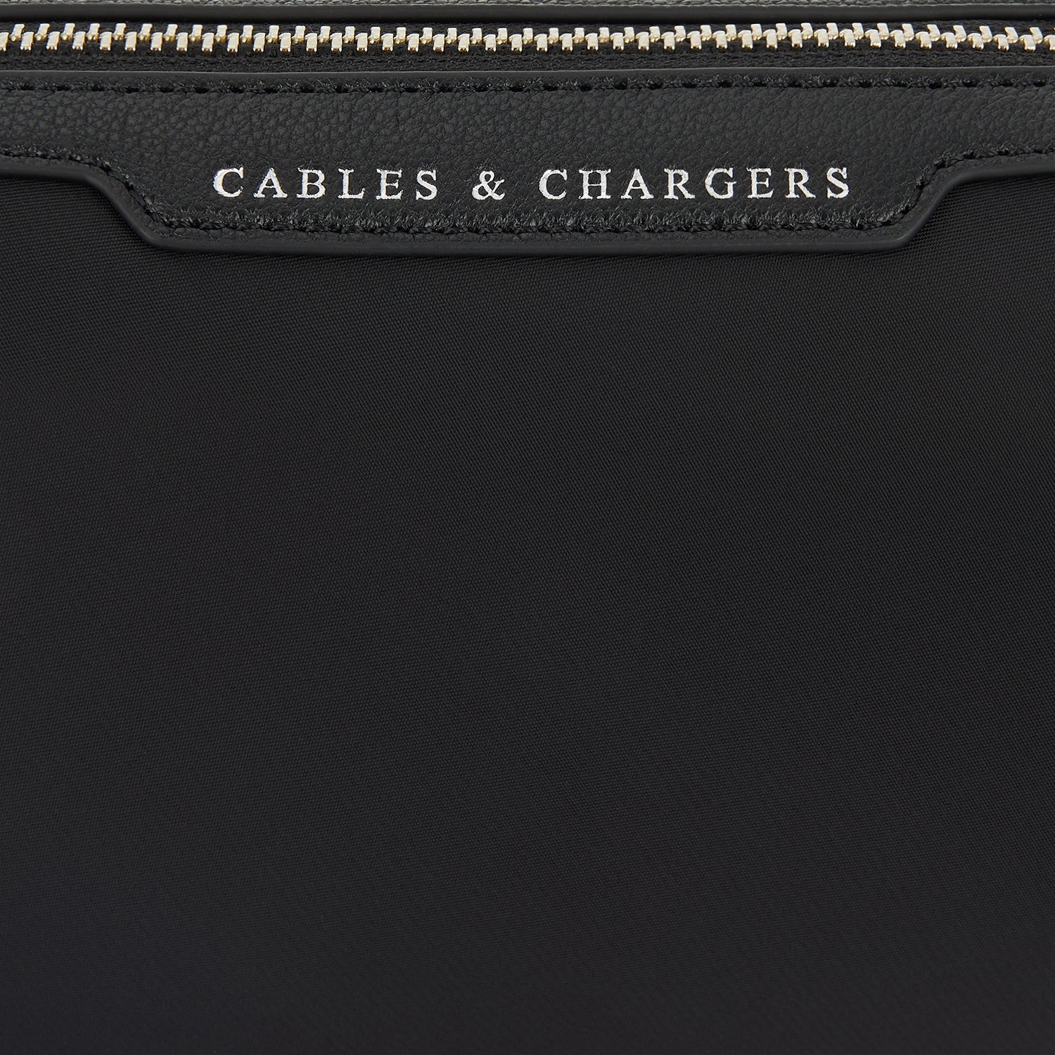 「Cables & Chargers」ポーチ -

          
            Regenerated ECONYL® in Black -
          

          Anya Hindmarch JP
