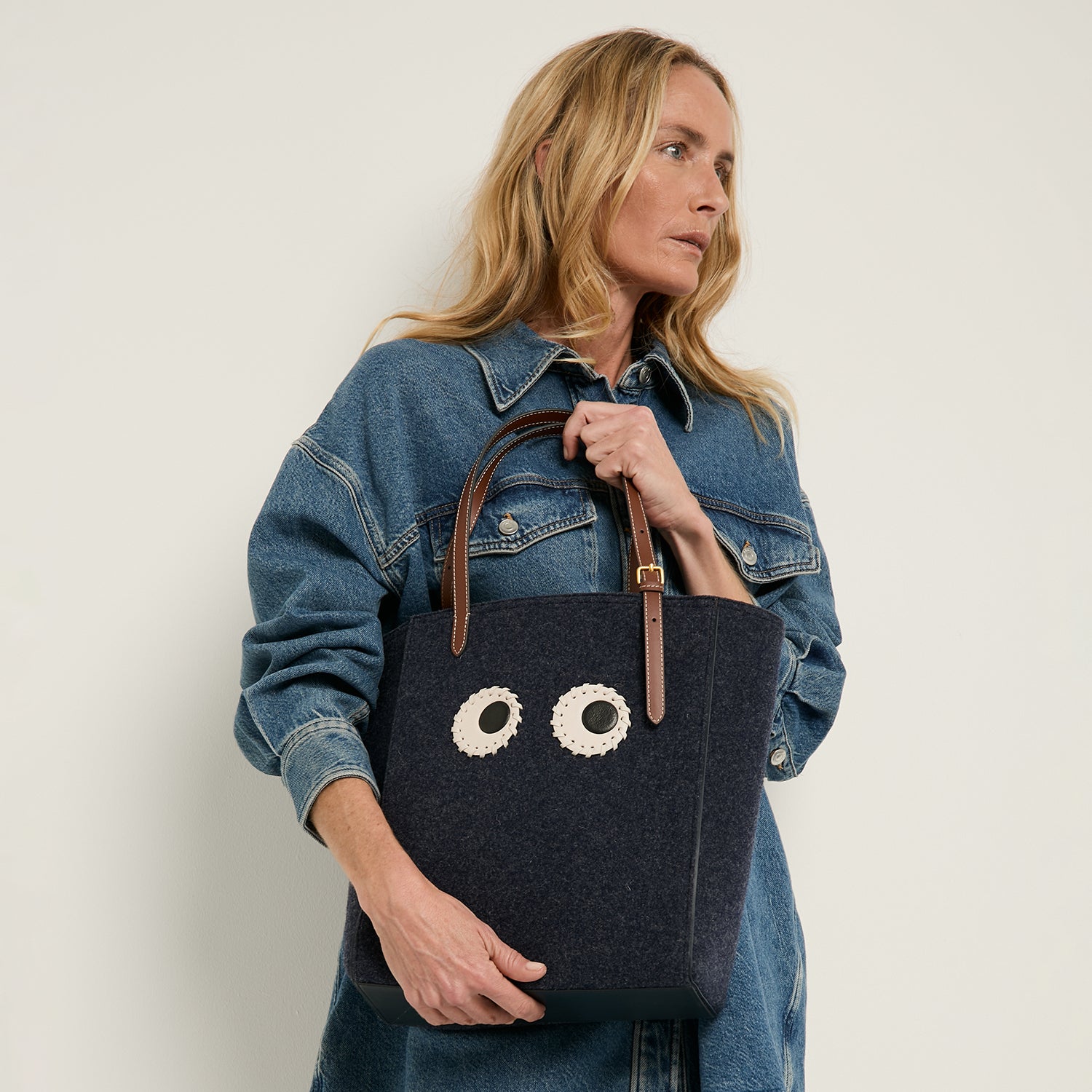 スモール N/S アイズ トート -

          
            Wool Felt in Navy -
          

          Anya Hindmarch JP
