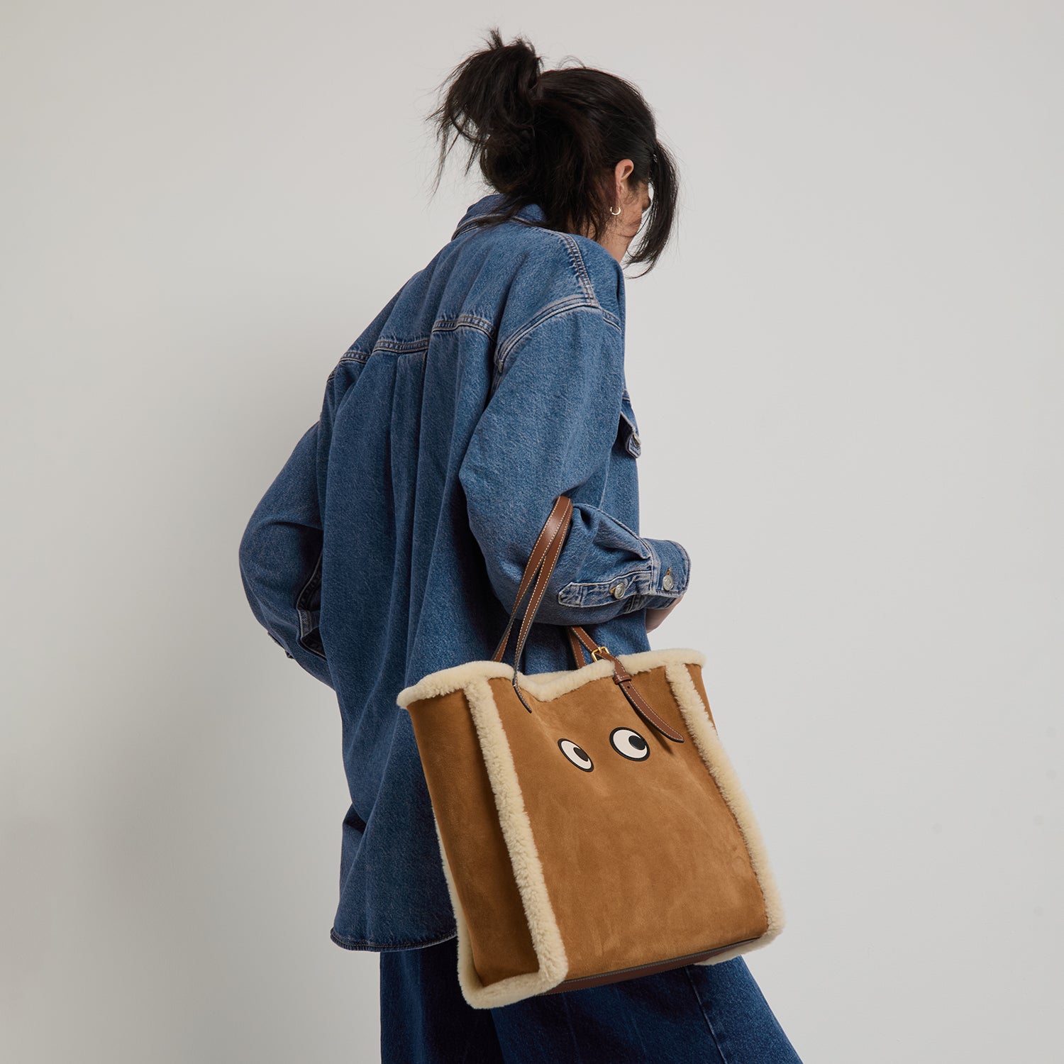 スモール N/S アイズ シアリング トート -

          
            Suede in Acorn -
          

          Anya Hindmarch JP
