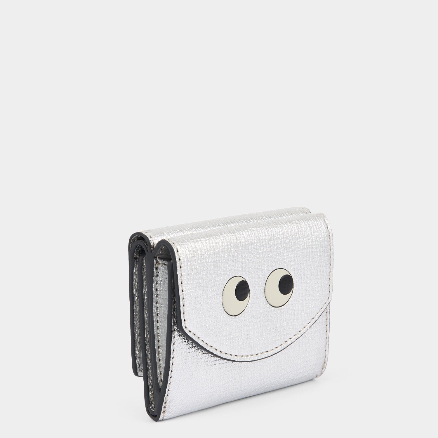 アイズ ミニ トライフォールド ウォレット -

          
            Metallic Capra in Silver -
          

          Anya Hindmarch JP
