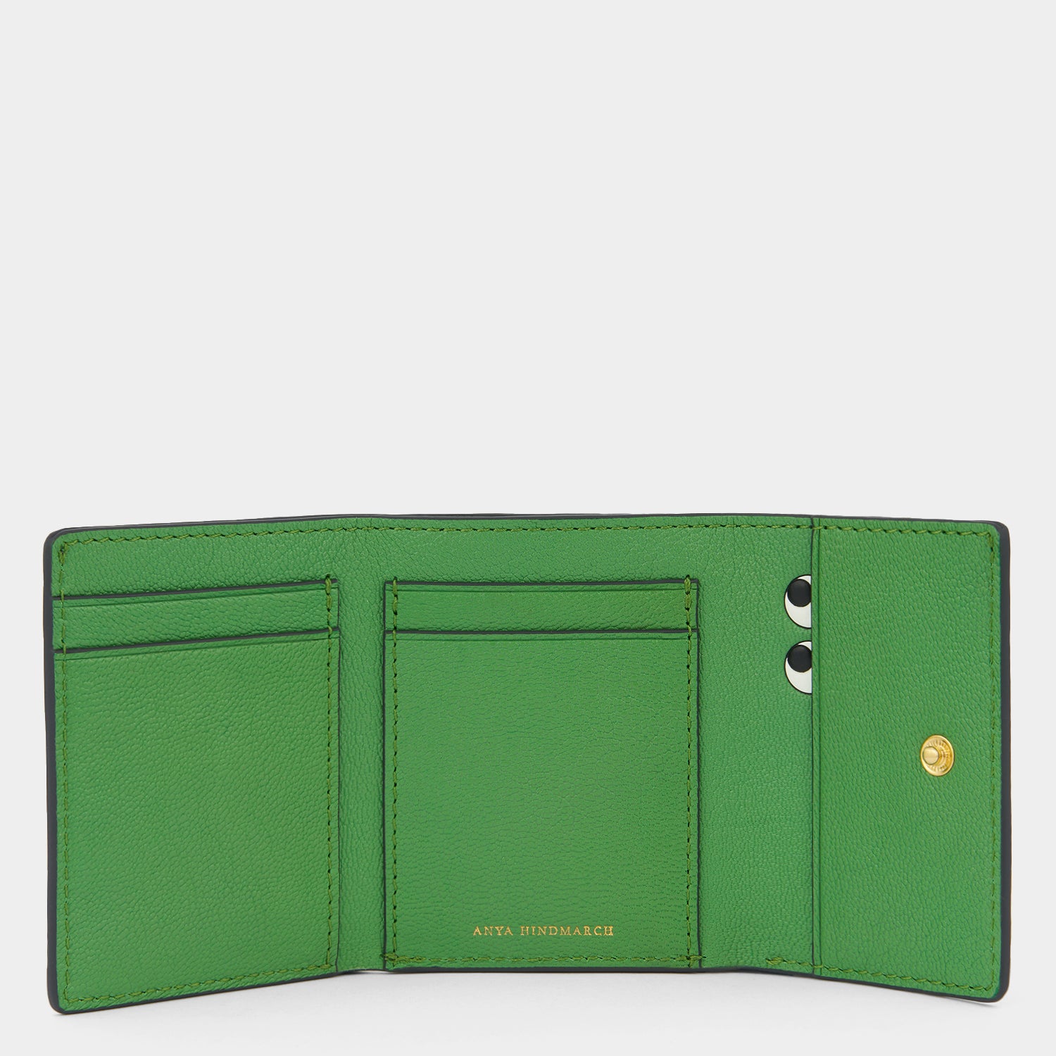 ピーピング アイズ 三つ折り ウォレット -

          
            Shiny Capra in Ink Green -
          

          Anya Hindmarch JP
