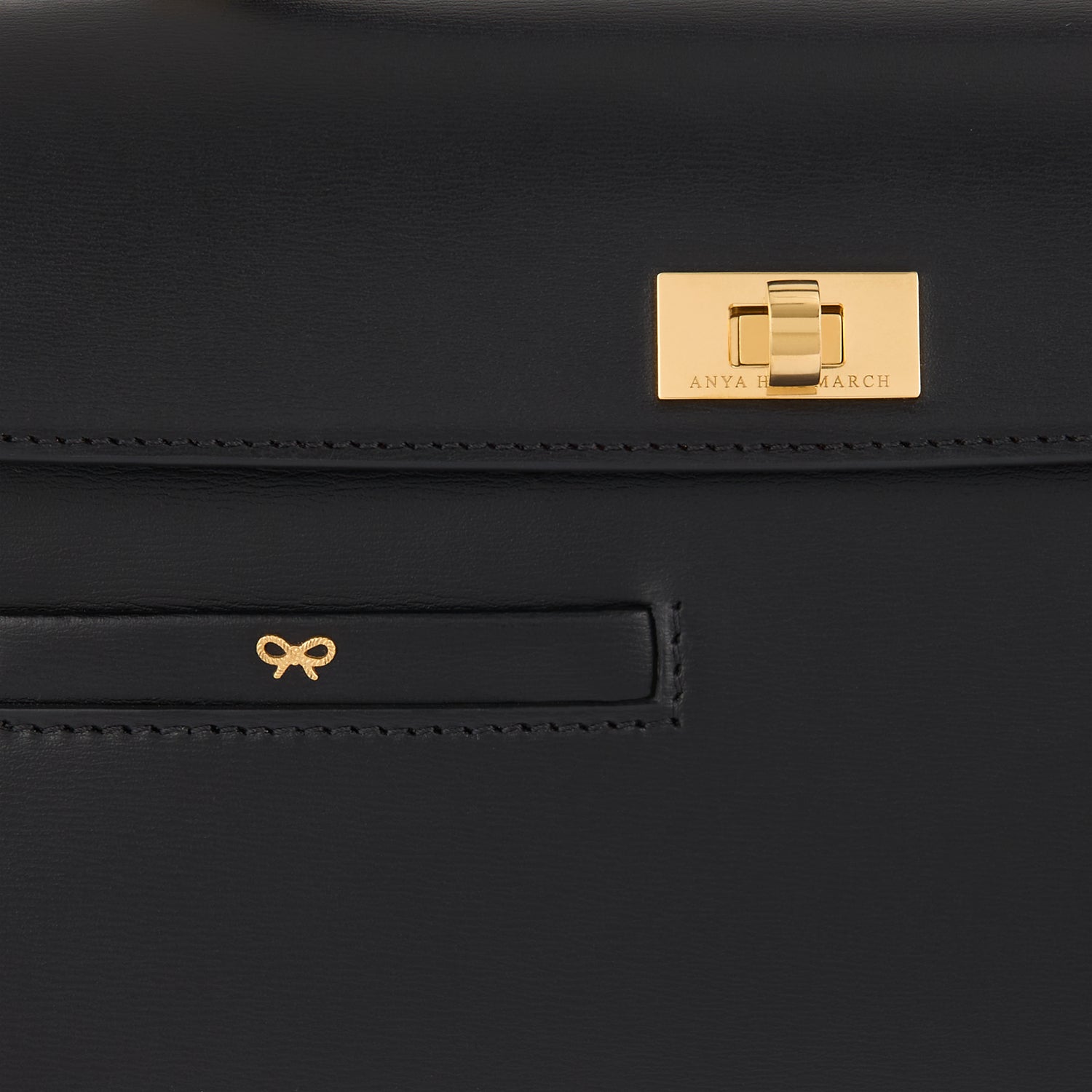 モティマー -

          
            Shiny Box Calf in Black -
          

          Anya Hindmarch JP
