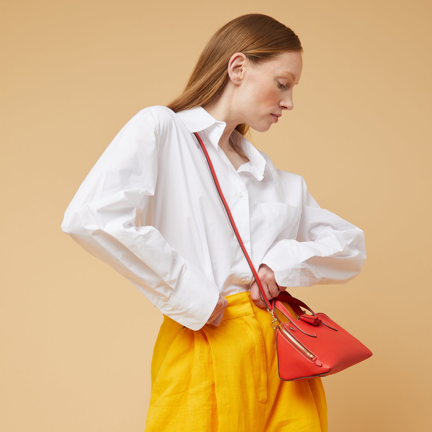 ウェッジ クロスボディ スモール -

          
            Calf Leather in Scarlett -
          

          Anya Hindmarch JP
